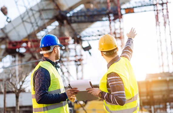 Reporting to contractor at construction site