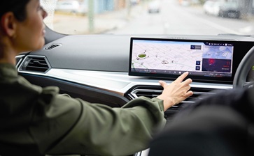 EV_Day_Couple_Driving_Navigation_2-medium globalblog'