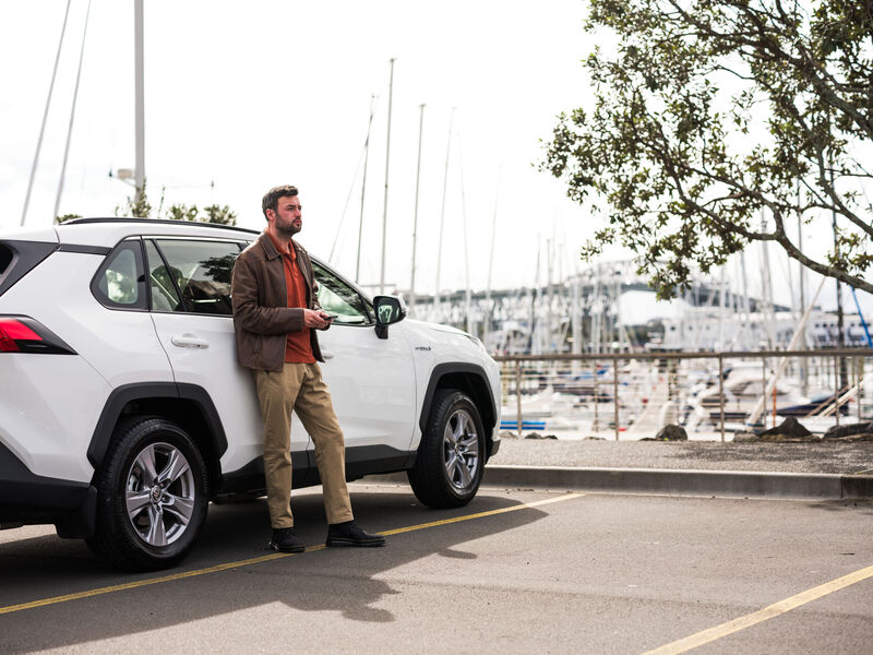 SGFleet_NZ_Man_SUV_7_Sept24-small Man leaning against vehicle in Auckland